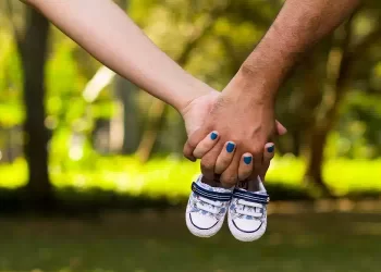 Sì al cognome della mamma ai figli