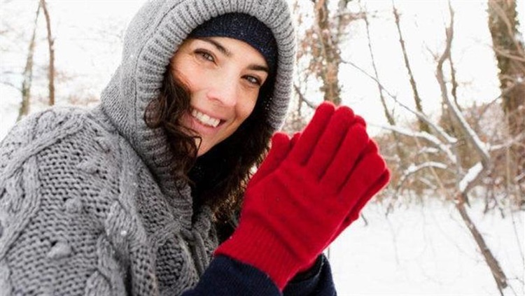 Mani e piedi freddi: donne, ecco i motivi per cui avete sempre freddo