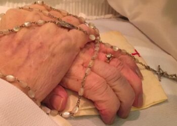 Le mani della madre di un sacerdote arrivano in cielo e si offre a Dio
