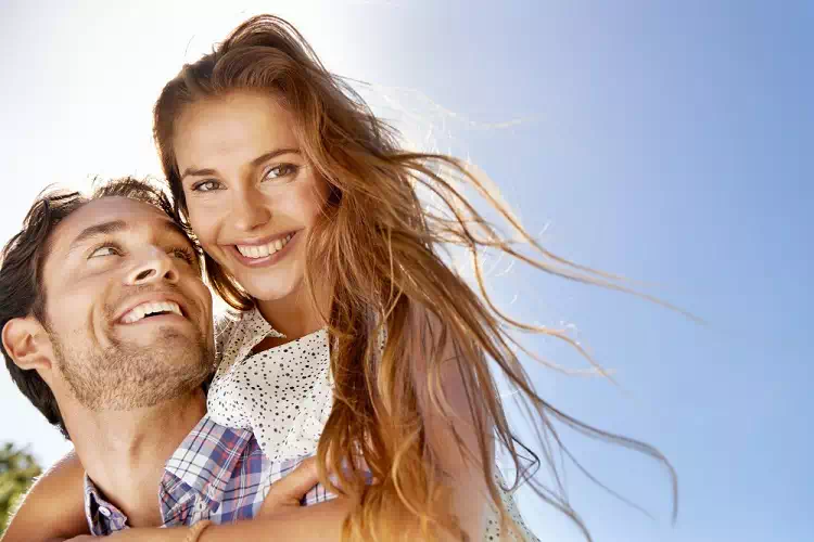 Le coppie felici non pubblicano la loro storia d'amore sui social