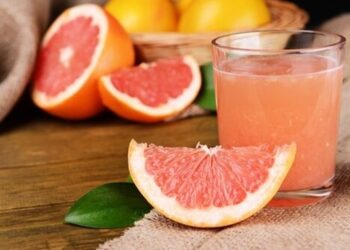Bevanda al tè verde, pompelmo e menta fresca e depurativa per accelerare il metabolismo