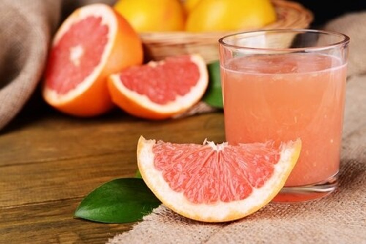 Bevanda al tè verde, pompelmo e menta fresca e depurativa per accelerare il metabolismo