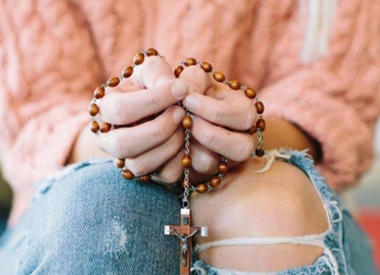 Mamma e lavoratrice, ogni mattina guida e prega su Instagram con migliaia di persone