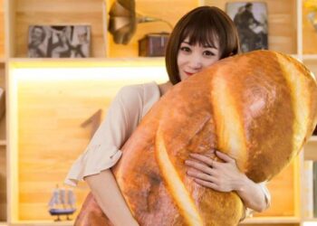 Cuscino a forma di pane l'ultima novità che fa impazzire tutti