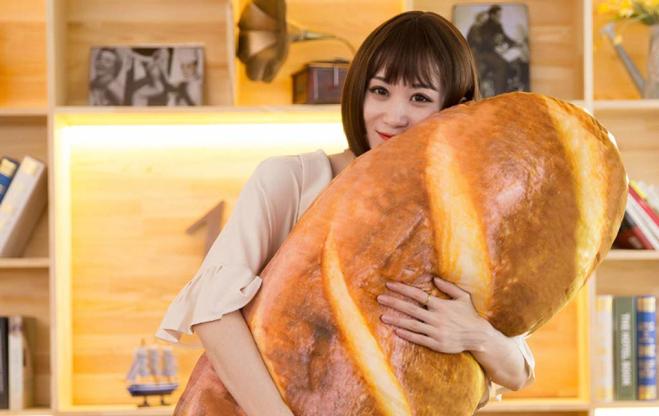Cuscino a forma di pane l'ultima novità che fa impazzire tutti