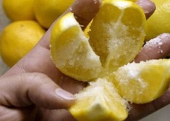 Addio a puzza di fumo e cibo in cucina, bastano solo due ingredienti per risolvere il problema