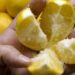 Addio a puzza di fumo e cibo in cucina, bastano solo due ingredienti per risolvere il problema