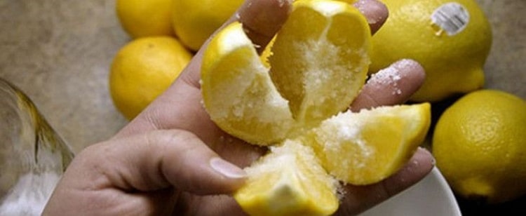 Addio a puzza di fumo e cibo in cucina, bastano solo due ingredienti per risolvere il problema
