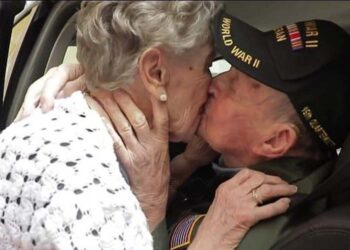 Storie d'amore veterano cerca e ritrova il suo primo amore dopo 75 anni