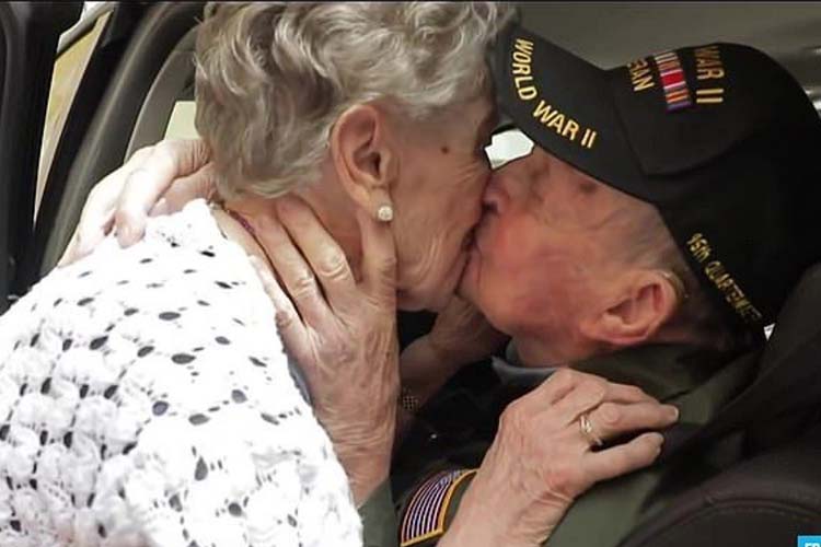 Storie d'amore veterano cerca e ritrova il suo primo amore dopo 75 anni