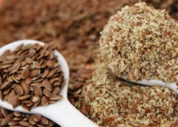 Come pulire il colon e bruciare i grassi con farina di semi di lino e kefir