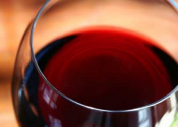 vino-rosso-due-bicchieri-al-giorno-benefici