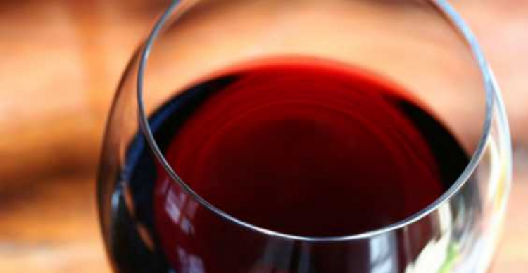 vino-rosso-due-bicchieri-al-giorno-benefici
