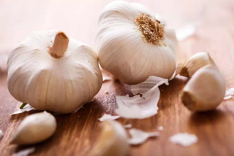 Aglio per i piedi: un rimedio naturale