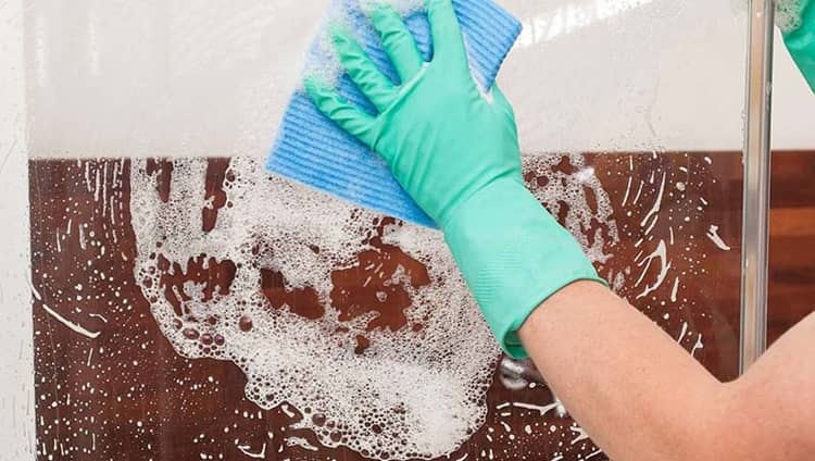 Pulire la doccia: un rimedio naturale per averla sempre perfetta
