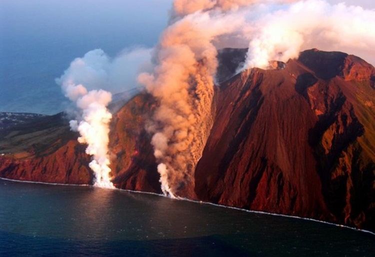 Eruzione Stromboli: il cratere cede e molti turisti fuggono in mare