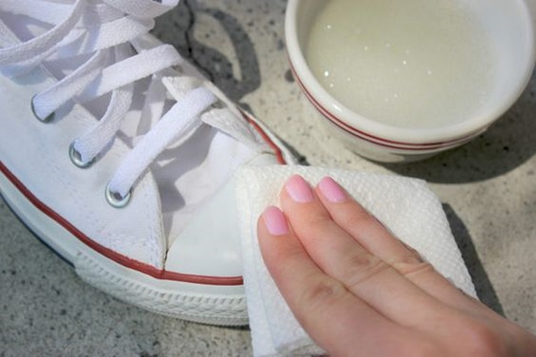 Trucchi per sbiancare le scarpe: ecco come riportarle al bianco naturale!