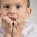 Bambino si mangia le unghie: come fargli togliere questa abitudine