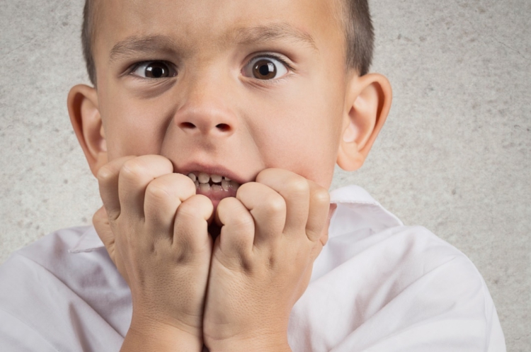 Bambino si mangia le unghie: come fargli togliere questa abitudine