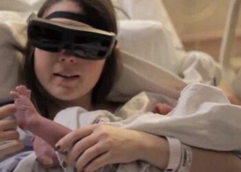 Cieca dalla nascita, Kathy riesce a vedere il figlio per la prima volta