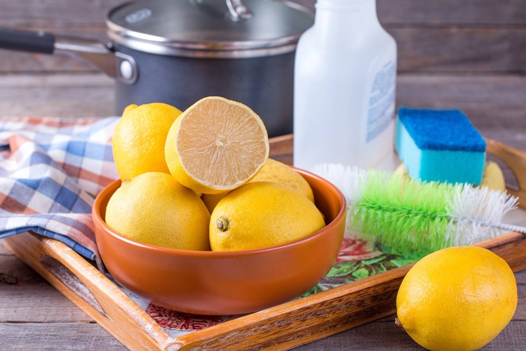 Detergente naturale per lavastoviglie a base di limone e aceto
