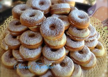 Mini donuts con uvetta: ciambelline golose al gusto di mandorla!