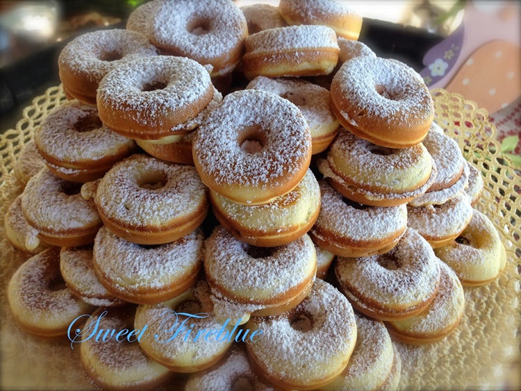 Mini donuts con uvetta: ciambelline golose al gusto di mandorla!