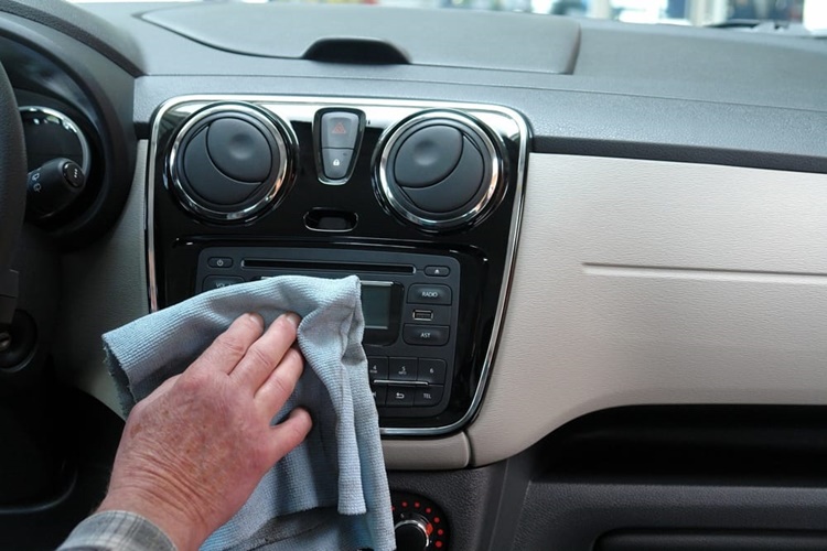 Pulire la macchina: 8 trucchi per pulire la tua auto in maniera efficace