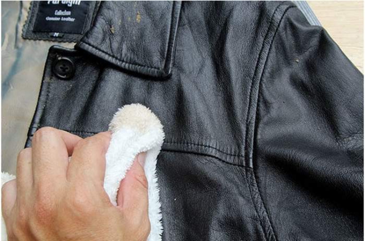 Pulire la giacca di pelle: consigli davvero efficaci e veloci