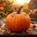 Grande zucca arancione su tavolo di legno con foglie autunnali, mele e piccole zucche in un ambiente rurale illuminato dalla luce calda del tramonto