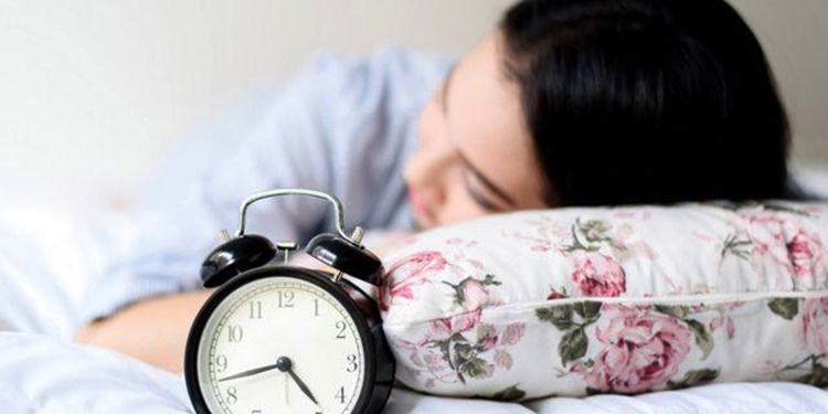 Le donne devono dormire più degli uomini: lo afferma la scienza