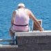 La moglie muore e la porta a guardare il mare ogni giorno