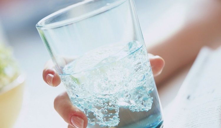 Lavare il viso con acqua frizzante? Tendenza dalla Corea