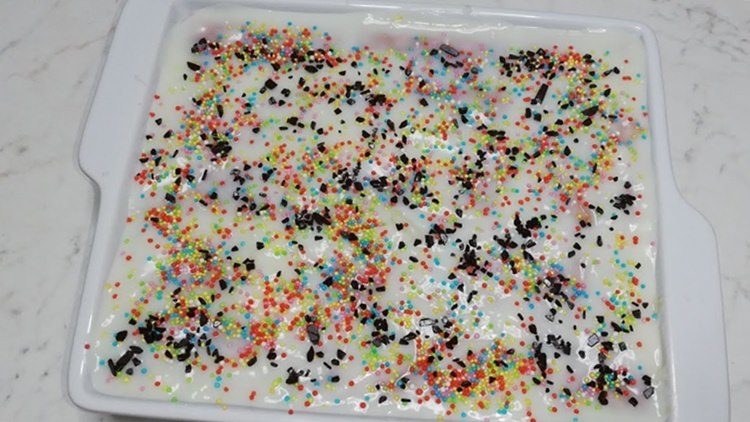 Biancomangiare siciliano: variante con biscotti e cannella