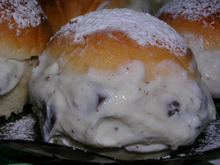Brioche alla ricotta con cuore di gocce di cioccolato