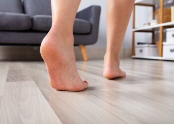 Camminare scalzi in casa fa bene alla salute
