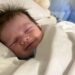 Bambino sorride mentre dorme: vicino la mamma morta