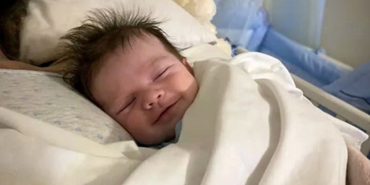 Bambino sorride mentre dorme: vicino la mamma morta
