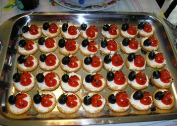 Coccinelle di pomodorini: le tartine perfette per l'antipasto natalizio