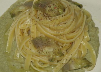 Fettuccine cacio e pepe con carciofi: ricetta delicata e saporita