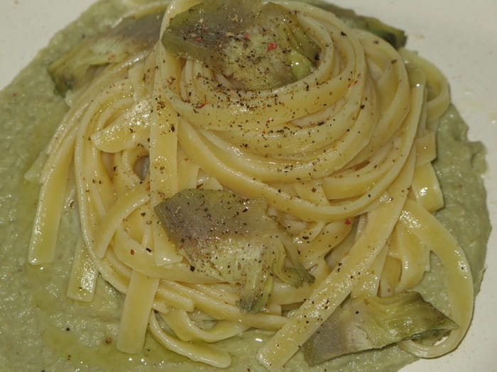Fettuccine cacio e pepe con carciofi: ricetta delicata e saporita