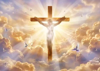 Raffigurazione spirituale di Gesù crocifisso avvolto da una intensa luce dorata che si irradia tra le nuvole del cielo