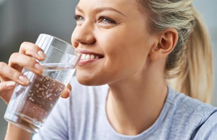 Bere acqua prima di dormire: una buona abitudine che fa dimagrire