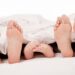 Dormi con i piedi fuori dal letto