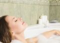 Il bagno caldo dà effetti simili allo sport: aiuta a bruciare calorie
