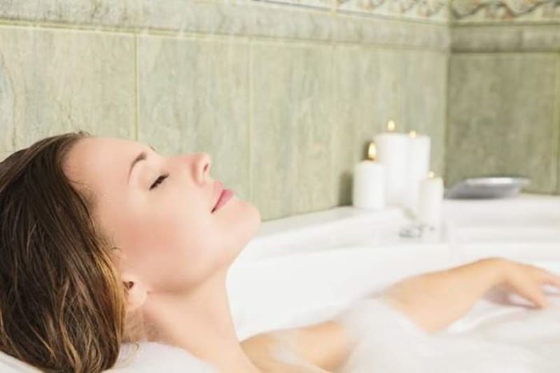 Il bagno caldo dà effetti simili allo sport: aiuta a bruciare calorie