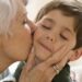 Mai costringere i bambini ad abbracciare un parente, secondo lo studio