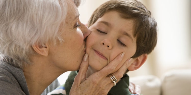 Mai costringere i bambini ad abbracciare un parente, secondo lo studio