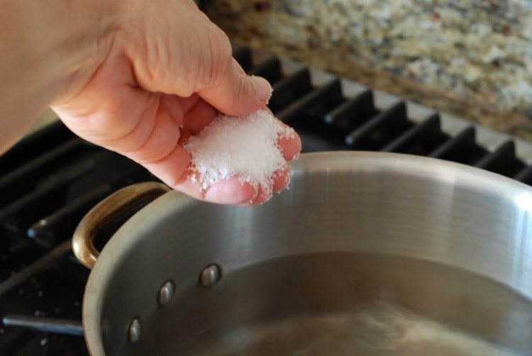 Sale nell'acqua, hai messo sul fuoco l’acqua della pasta? L’errore comune da non commettere