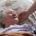 Dichiarata morta dai medici, 83enne dopo 10 ore ritorna in vita
